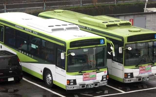 屋根を白色化した新デザイン車両（向かって左）と従来デザイン車両