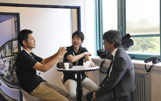 左から日本代表の永塚伸洋さん（ホンダボディサービス栃木）、BASFコーティングスジャパンの坂本憲さん、同上久保和広さん