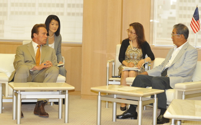 石原東京都知事を表敬訪問したシュワルツネッガー米加州知事（14日・東京都庁）。撮影＝石田信一郎
