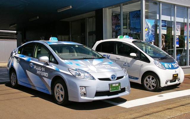 柏崎タクシーが導入したプリウスPHVとi-MiEV