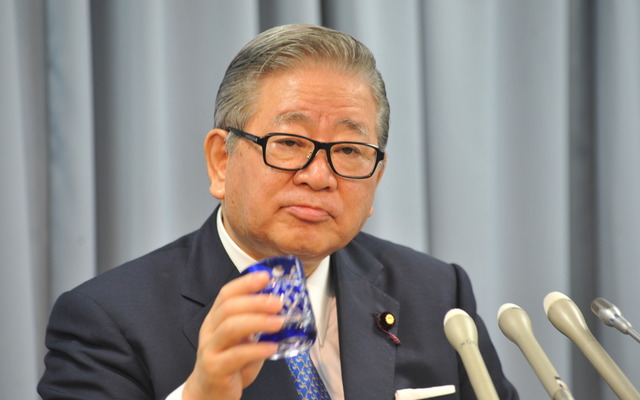 自見庄三郎金融・郵政担当相（21日・金融庁）　撮影＝中島みなみ