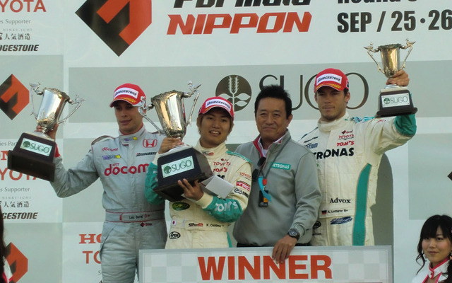 左から2位デュバル、優勝の大嶋、舘信秀トムス監督、3位ロッテラー