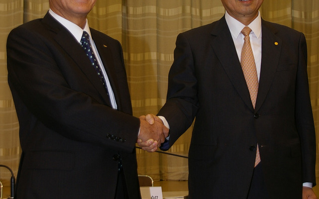 28日トヨタ東京本社で行われた記者会見には一丸陽一郎トヨタ副社長（右）、伊奈功一ダイハツ社長（左）が出席した