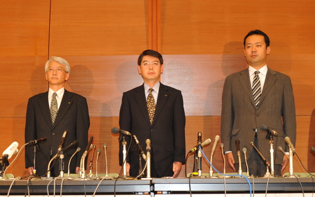 帰国報告会見に望んだフジタ社員。左から井口さん、佐々木さん、橋本さん（1日・同本社）　撮影＝石田信一郎