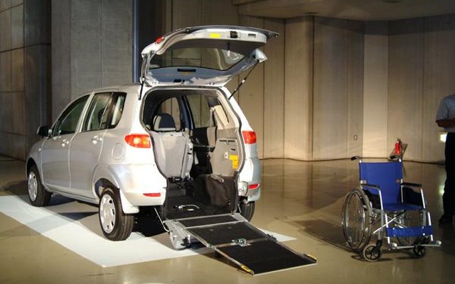 マツダE&T、スロープ式車椅子送迎車の生産累計1万台