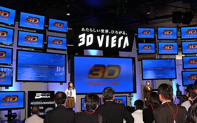パナソニックブースのメインステージでは同社の3D関連製品を、3Dビエラを使って立体的に紹介している パナソニックブースのメインステージでは同社の3D関連製品を、3Dビエラを使って立体的に紹介している
