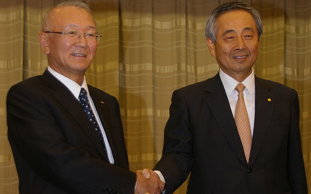 伊奈功一ダイハツ社長（左）と一丸陽一郎トヨタ副社長（右）