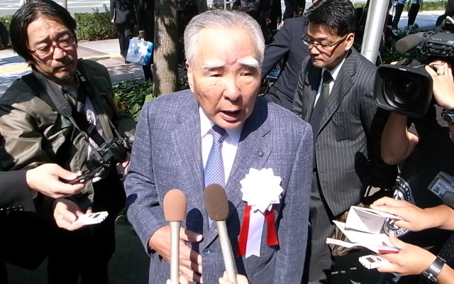 質問に答えるスズキの鈴木修会長兼社長
