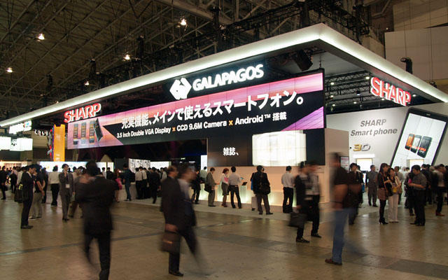 今年は液晶テレビよりも「GALAPAGOS」やスマートフォンが大きくアピールされているシャープブース 今年は液晶テレビよりも「GALAPAGOS」やスマートフォンが大きくアピールされているシャープブース