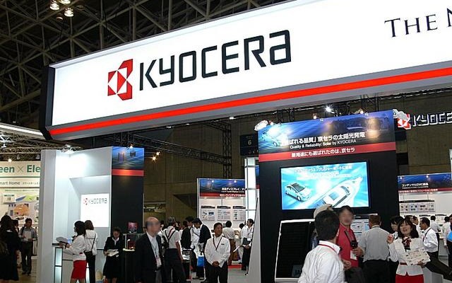 携帯電話端末から惑星探査機のエンジン部品まで、幅広い展示を行う京セラブース 携帯電話端末から惑星探査機のエンジン部品まで、幅広い展示を行う京セラブース