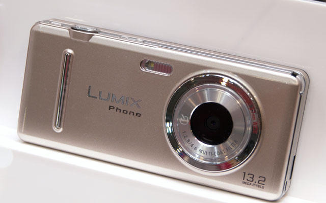 今回の展示は「LUMIX Phone」はケース内で、端末に手を触れることはできない。指のかかりにくいレンズ位置など、本体のデザインにもLUMIXのノウハウを生かしたという 今回の展示は「LUMIX Phone」はケース内で、端末に手を触れることはできない。指のかかりにくいレンズ位置など、本体のデザインにもLUMIXのノウハウを生かしたという