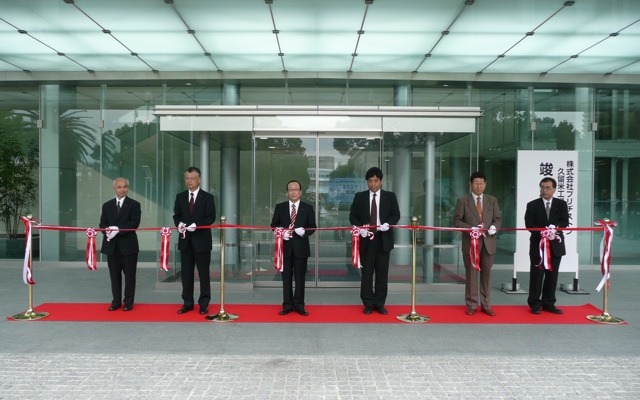 久留米工場内の第1工場竣工式。左から久留米工場長・峯尾啓司、取締役専務執行役員・西海和久、代表取締役社長・荒川詔四、 臼井浩一久留米市副市長、栗原伸夫久留米市市議会議長、執行役員大田康