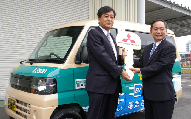 三菱自動車の益子修社長（左）とヤマト運輸の木川眞社長（右）