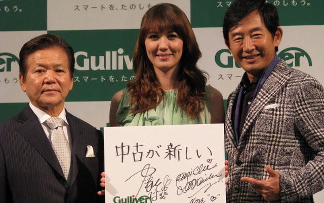 羽鳥兼市会長（左）の発表とともに、山本モナさんと石田純一さんによるトークショーも行われた