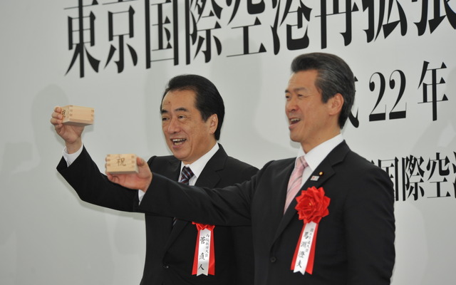 羽田空港国際線ターミナルの供用開始を前に乾杯する菅首相と馬淵国交相　撮影＝中島みなみ