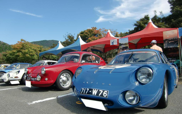 今回の華、アルピーヌM63（左）と、同じくアルピーヌA106ミッレ・ミリア（右）