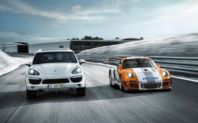 カイエンSハイブリッドとレーシングカーのGT3Rハイブリッド