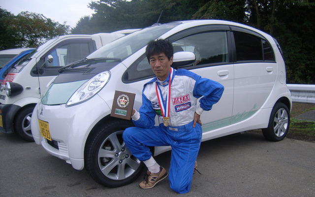 三菱i-MiEVを駆り、最終戦優勝と同時に、JAF史上初のEVチャンピオンとなった中野はじめ選手（ZEVEX Racing Team所属） 
