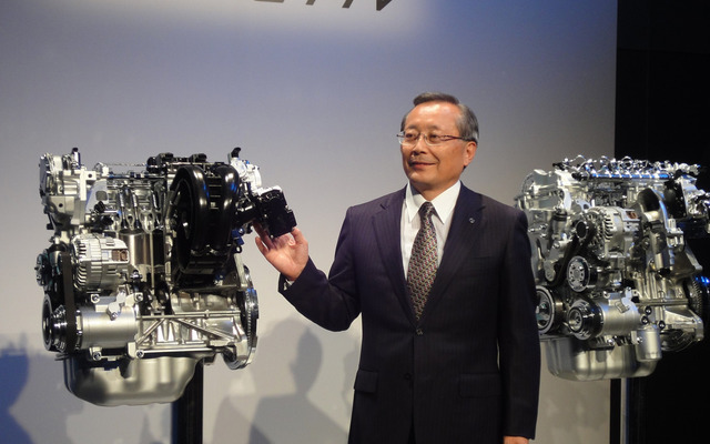 SKYACTIVエンジンと山内孝社長（20日）