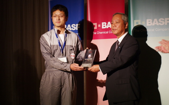 BASFコーティングスジャパンの早川正治副社長から優勝記念品が贈呈