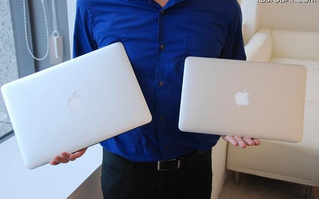 MacBook Airの13.3型（左）と11.6型（右） MacBook Airの13.3型（左）と11.6型（右）