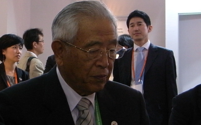 会場視察する豊田章一郎氏。JAPAN PAVILIONで解説に耳を傾ける