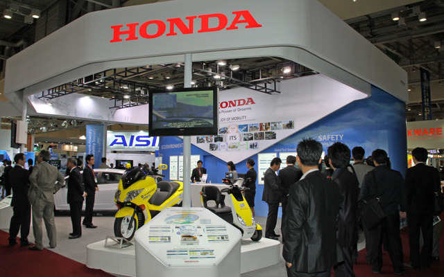 ITS会場でのホンダ・ブース。インサイトが置いてある奥が「エコ」ゾーン。手前が「セーフティ」ゾーン。これらを統合して快適な走り「FUN」を表現する