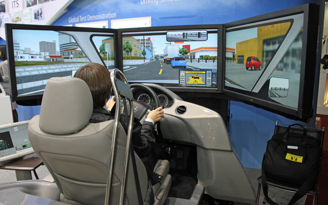 手軽にDSSS+ASV4の疑似体験ができたホンダのドライビング・シミュレーター。あまり真剣に取り組むと車酔いの感覚も…