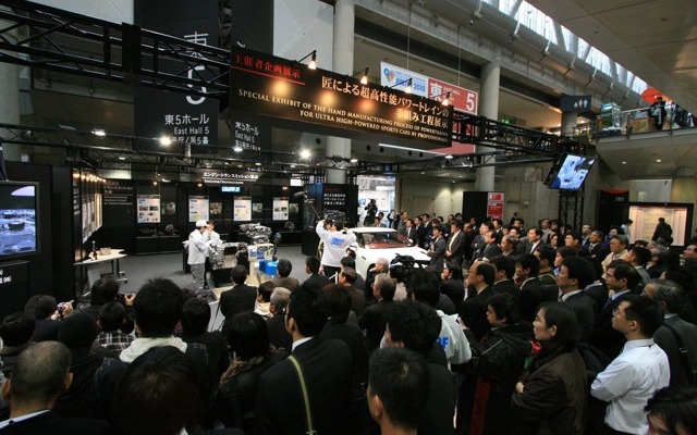 匠による超高性能パワートレインの手組み工程展示