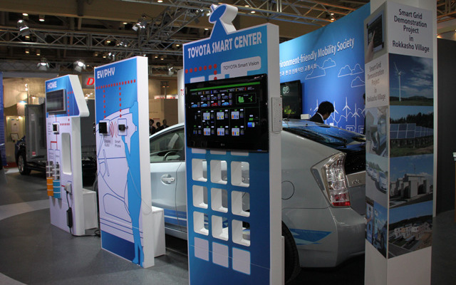 トヨタ自動車のスマートグリッド実証実験を紹介する会場内の展示パネル