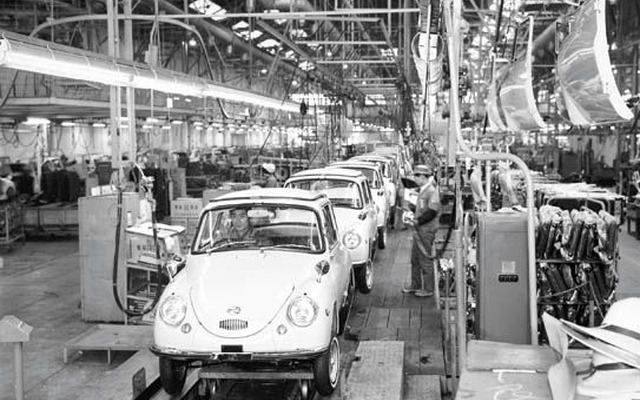 群馬製作所本工場 スバル360の生産ライン（1961年）