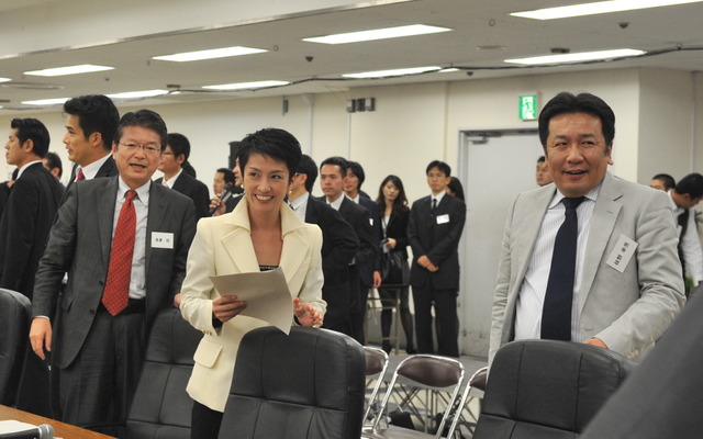前半戦を終えて緊張が緩む長妻前厚労相、蓮舫行政刷新担当相、枝野前幹事長　撮影＝石田信一郎