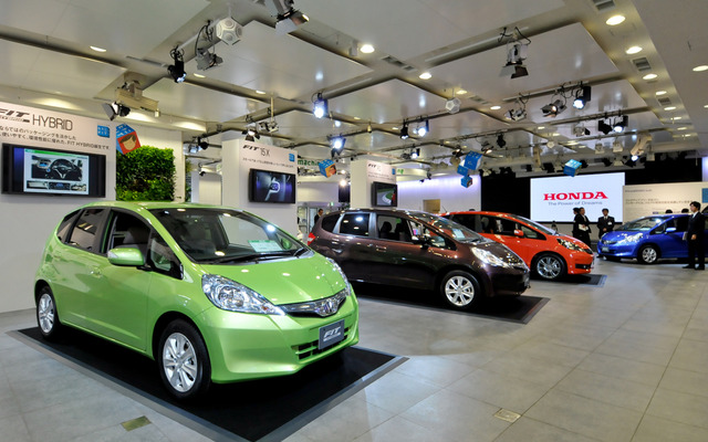登録車の販売が19万3258台と10月として過去最低となった。軽自動車にもエコカー補助打ち切りの影響が出ているという（写真は10月8日発表のホンダフィット）