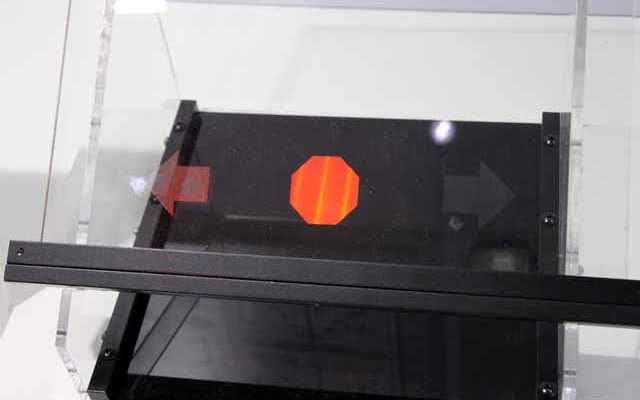 LED照明が当てられるとガラスに加工された部分が発光したかのように表示が浮かび上がる