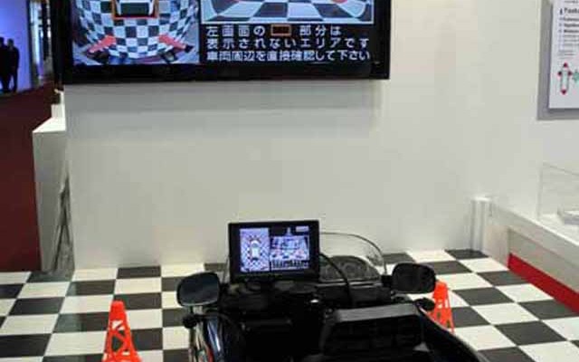 「マルチアングルビジョン」のデモコーナー。来場者は模型を使って映し出される映像に驚きを格さえない様子だった