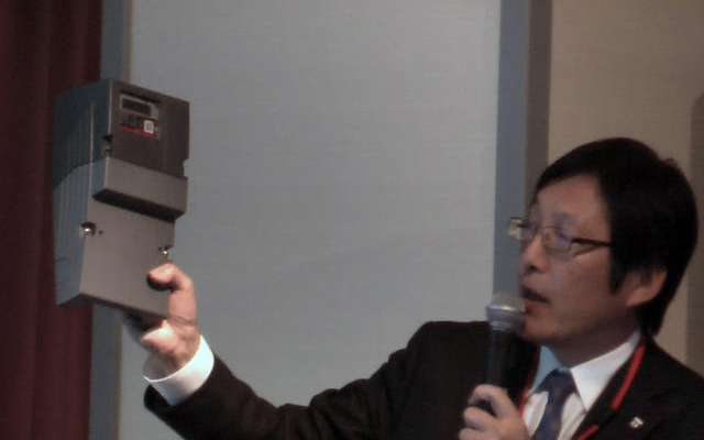 新型メーターを紹介する越谷氏 新型メーターを紹介する越谷氏