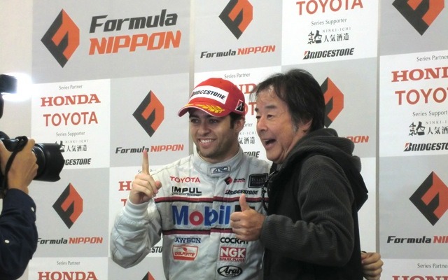 ドライバーズチャンピオンを獲得したオリベイラと、チームチャンピオンとなったインパルの星野一義監督