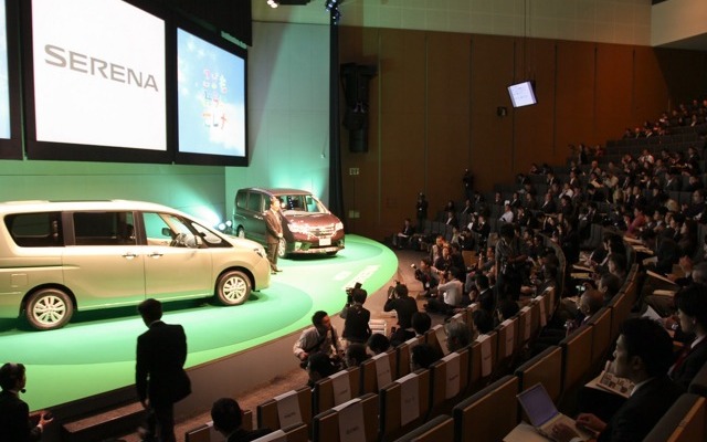 セレナ新型。戒厳下の横浜で発表会