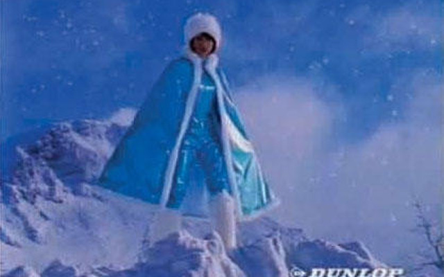上原多香子が“雪と氷の精”---ダンロップ『GRASPIC DS-2』タイヤ