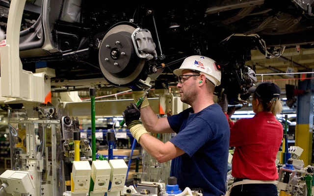 BUILDING IN AMERICAに日系自動車メーカーの米国での雇用状況と投資、生産状況、環境対応車への取り組みをまとめた（写真はトヨタのインディアナ工場）