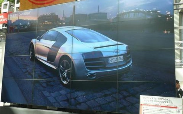46インチの大画面液晶ディスプレイを縦横4基ずつ計16台ほど組み合わせたマルチスクリーン。色鮮やかで、迫力満点だった 46インチの大画面液晶ディスプレイを縦横4基ずつ計16台ほど組み合わせたマルチスクリーン。色鮮やかで、迫力満点だった