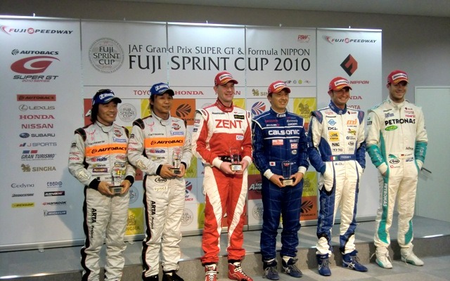 6人のポールシッター。左からGT300レース1の高木真一、同レース2の新田守男、GT500レース1のライアン、同レース2の松田次生、Fニッポン・レース1のコッツォリーノ、同レース2のロッテラー