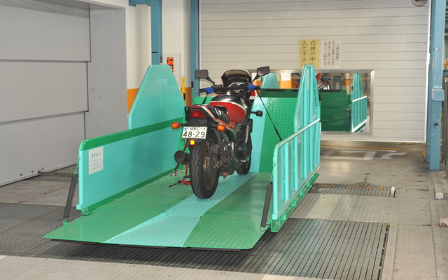 前進入庫前進出庫のコンベア式立体駐車場でオートバイ駐車を可能にする「バイク・パーキング・トレイ」　撮影＝中島みなみ