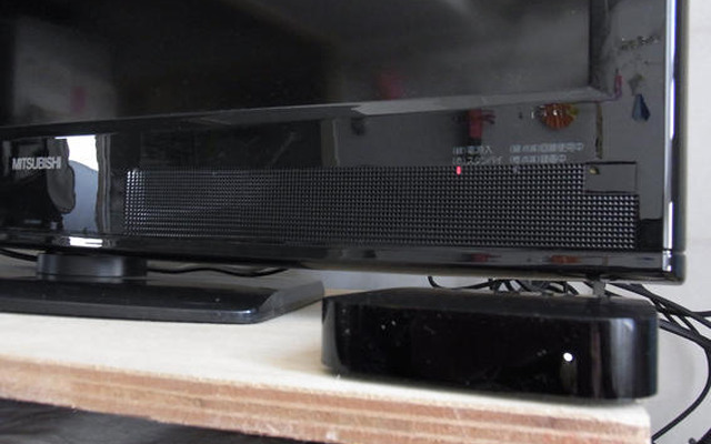 新型Apple TVを家庭に導入、その使い心地は？ 非常に小さい新型Apple TV。テレビの脇に置いてもじゃまにならない