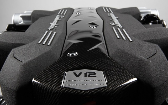 新開発のV型12気筒エンジン