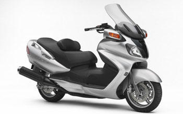 大型スクーター『スカイウェイブ650』の走行安定性などを向上---スズキ