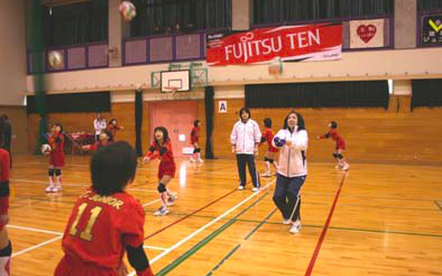 富士通テン女子バレーボール部が中津川市で初のバレーボール教室を開催