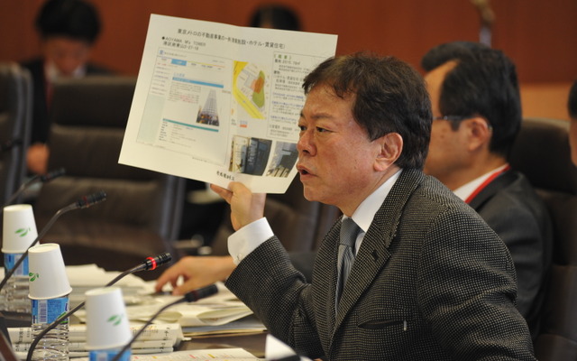 資料を掲げて一元化を迫る猪瀬直樹東京都副知事。撮影＝中島みなみ