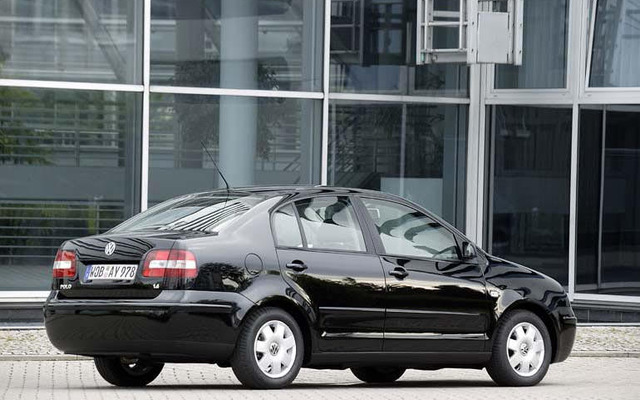 【フランクフルトショー2003出品車】VW『ポロ・セダン』……お尻