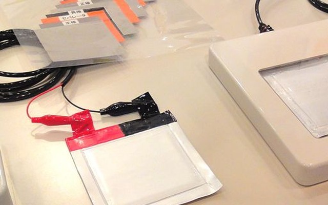 iQのEVと「全固体電池」のサンプル展示